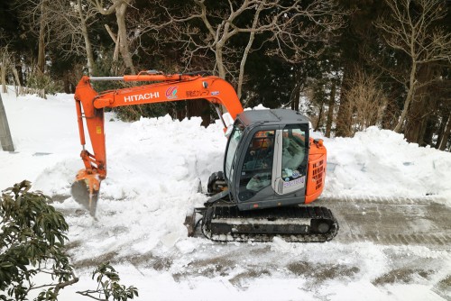 ショベルカーで除雪